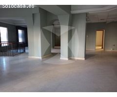 LOCAL ADAPTADO EN VENTA CON PLANTA BAJA Y SEMISOTANO. ZONA CENTRO.