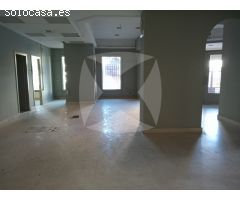 LOCAL ADAPTADO EN VENTA CON PLANTA BAJA Y SEMISOTANO. ZONA CENTRO.