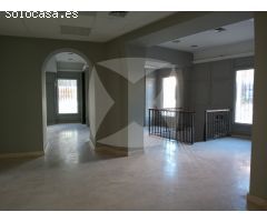 LOCAL ADAPTADO EN VENTA CON PLANTA BAJA Y SEMISOTANO. ZONA CENTRO.