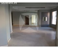 LOCAL ADAPTADO EN VENTA CON PLANTA BAJA Y SEMISOTANO. ZONA CENTRO.