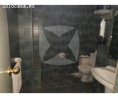 LOCAL ADAPTADO EN VENTA CON PLANTA BAJA Y SEMISOTANO. ZONA CENTRO.