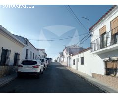 CASA EN VENTA CON PATIO TRASERO DOBLE, PISCINA Y COCHERA. ZONA SAN RAFAEL DE
