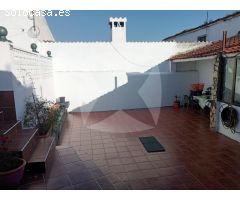 CASA EN VENTA CON PATIO TRASERO DOBLE, PISCINA Y COCHERA. ZONA SAN RAFAEL DE