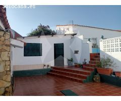 CASA EN VENTA CON PATIO TRASERO DOBLE, PISCINA Y COCHERA. ZONA SAN RAFAEL DE