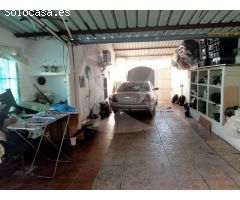 CASA EN VENTA CON PATIO TRASERO DOBLE, PISCINA Y COCHERA. ZONA SAN RAFAEL DE