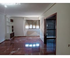 VIVIENDA EN ALQUILER CON COCINA AMUEBLADA, PLAZA DE GARAJE Y TRASTERO. ZONA