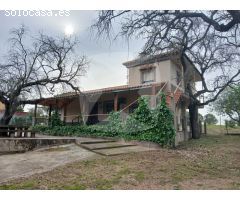CHALET CON PISCINA Y NAVE EN AMPLIA PARCELA DE 5.000 M² EN TRES ARROYO