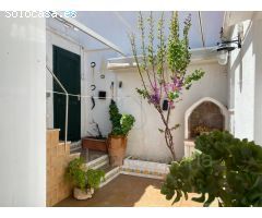 CASA CON PATIO Y DERECHO A VUELO EN ES CASTELL, JUNTO A CALES FONTS