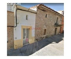 Casa a reformar situada en la localidad de Arroyomolinos, Cáceres.