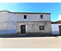 Casa de dos plantas en la localidad de Torremocha ( Cáceres)