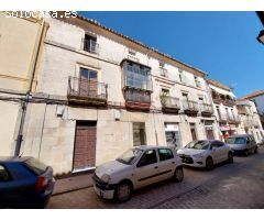 Venta de Edificio en Trujillo, casa solariega, consta de tres plantas, con