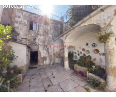 Venta de Edificio en Trujillo, casa solariega, consta de tres plantas, con