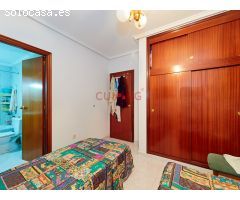 Venta de apartamento en Torrevieja, Alicante, situado en un residencial con