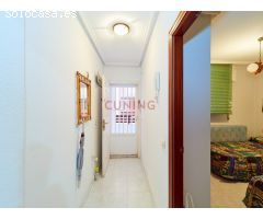 Venta de apartamento en Torrevieja, Alicante, situado en un residencial con
