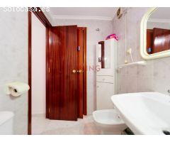 Venta de apartamento en Torrevieja, Alicante, situado en un residencial con