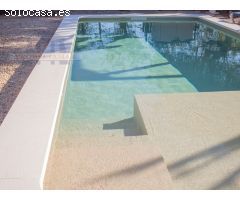 CHALET DE MADERA CON PISCINA PRIVADA Y PISTA DE PETANCA