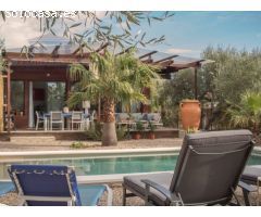CHALET DE MADERA CON PISCINA PRIVADA Y PISTA DE PETANCA