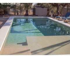 CHALET DE MADERA CON PISCINA PRIVADA Y PISTA DE PETANCA