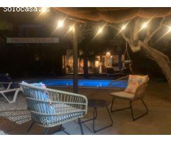 CHALET DE MADERA CON PISCINA PRIVADA Y PISTA DE PETANCA