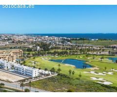 Parque residencial al borde del campo de golf, desde el que el mar está a sólo