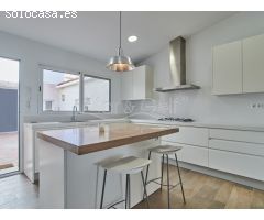 Casa independiente adosada en Venta en Primera línea del Paseo Marítimo de El