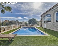 Chalet Reformado y Casa Independiente en Venta con Vistas al Mar y Piscina en