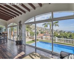 Chalet Reformado y Casa Independiente en Venta con Vistas al Mar y Piscina en