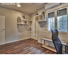 Chalet Reformado y Casa Independiente en Venta con Vistas al Mar y Piscina en