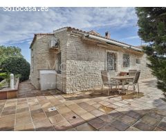 Chalet Reformado y Casa Independiente en Venta con Vistas al Mar y Piscina en