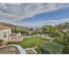 Chalet Reformado y Casa Independiente en Venta con Vistas al Mar y Piscina en