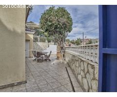 Chalet Reformado y Casa Independiente en Venta con Vistas al Mar y Piscina en