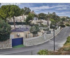 Chalet Reformado y Casa Independiente en Venta con Vistas al Mar y Piscina en