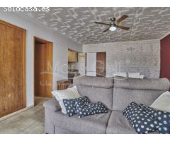 Chalet Reformado y Casa Independiente en Venta con Vistas al Mar y Piscina en