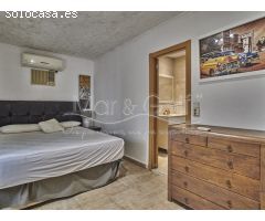 Chalet Reformado y Casa Independiente en Venta con Vistas al Mar y Piscina en