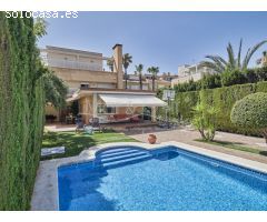 Chalet en Venta con Jardín, Piscina y Vistas al Mar en Cabo de las Huertas
