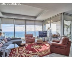 Exclusivo Ático en Venta con Espectaculares Vistas al Mar y al Castillo de Santa