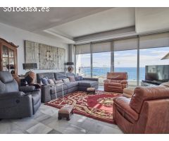 Exclusivo Ático en Venta con Espectaculares Vistas al Mar y al Castillo de Santa
