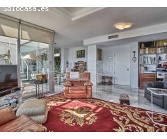 Exclusivo Ático en Venta con Espectaculares Vistas al Mar y al Castillo de Santa
