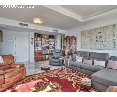 Exclusivo Ático en Venta con Espectaculares Vistas al Mar y al Castillo de Santa