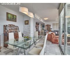 Exclusivo Ático en Venta con Espectaculares Vistas al Mar y al Castillo de Santa