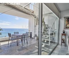 Exclusivo Ático en Venta con Espectaculares Vistas al Mar y al Castillo de Santa