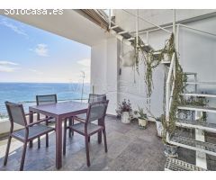 Exclusivo Ático en Venta con Espectaculares Vistas al Mar y al Castillo de Santa