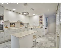 Exclusivo Ático en Venta con Espectaculares Vistas al Mar y al Castillo de Santa