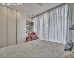 Exclusivo Ático en Venta con Espectaculares Vistas al Mar y al Castillo de Santa