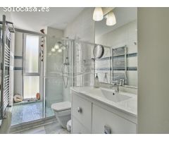 Exclusivo Ático en Venta con Espectaculares Vistas al Mar y al Castillo de Santa
