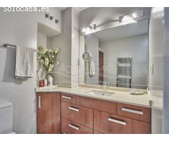 Exclusivo Ático en Venta con Espectaculares Vistas al Mar y al Castillo de Santa