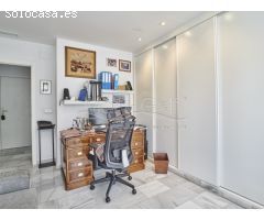 Exclusivo Ático en Venta con Espectaculares Vistas al Mar y al Castillo de Santa