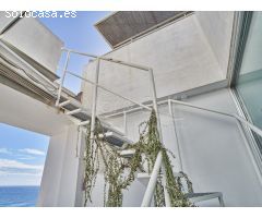 Exclusivo Ático en Venta con Espectaculares Vistas al Mar y al Castillo de Santa