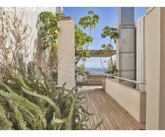Exclusivo Ático en Venta con Espectaculares Vistas al Mar y al Castillo de Santa