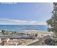 Exclusivo Ático en Venta con Espectaculares Vistas al Mar y al Castillo de Santa